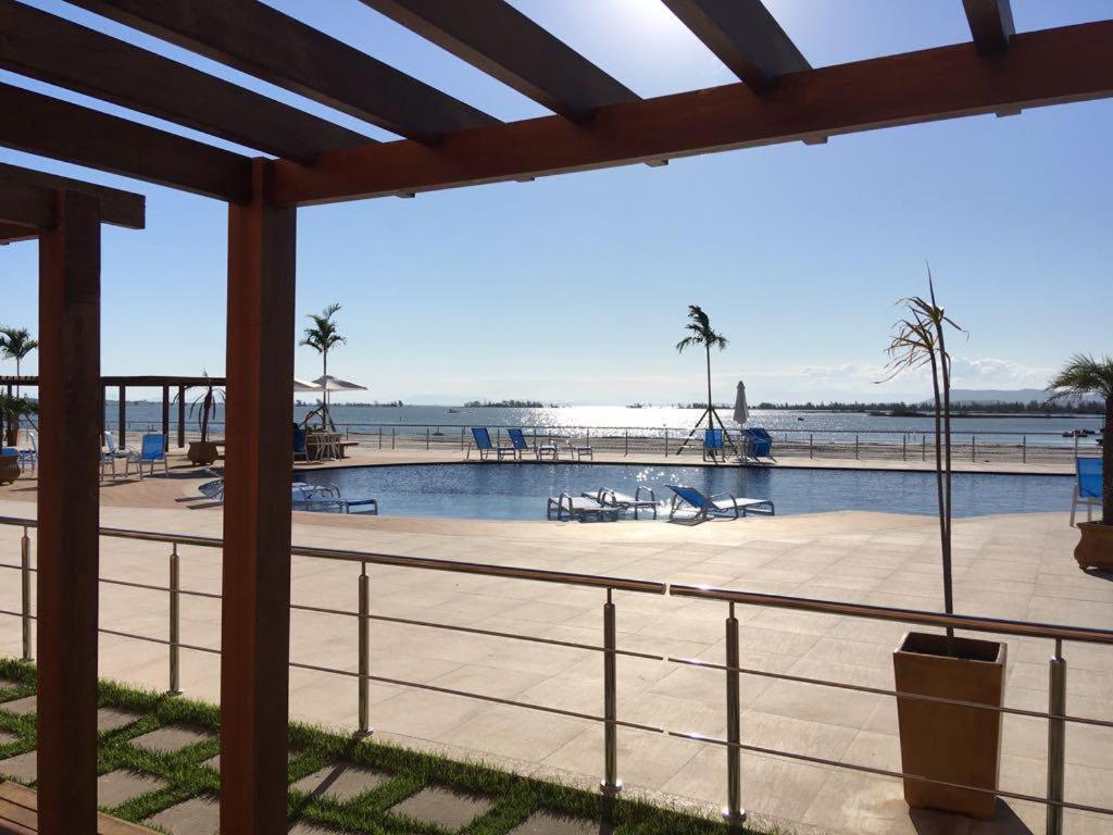  Flat com praia privativa e lazer total em Arraial