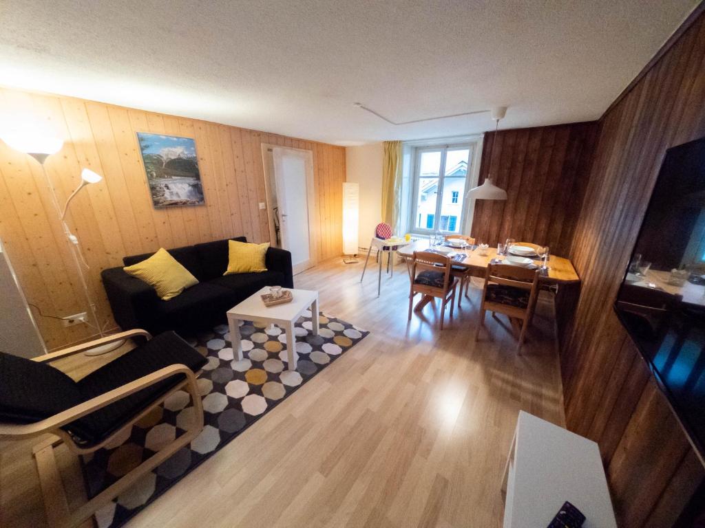 uma sala de estar com um sofá e uma mesa em Ferienwohnung Meiringen "Engelhorn" em Meiringen