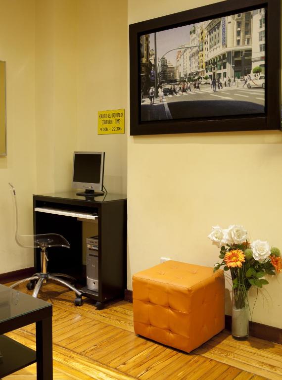 TV a/nebo společenská místnost v ubytování Hostal Los Alpes
