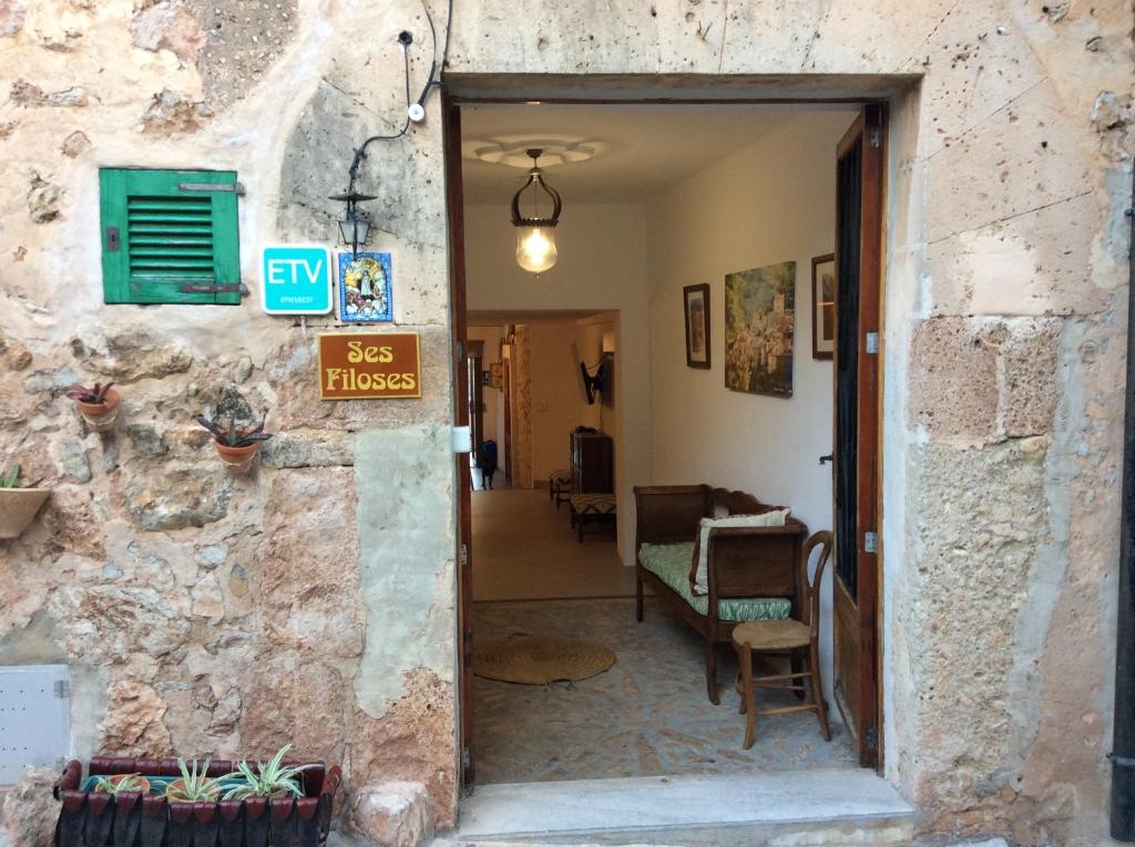 une entrée à une maison avec un panneau sur le mur dans l'établissement Filoses 18A, à Valldemossa