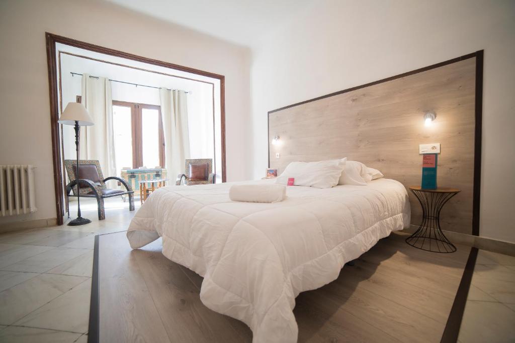 1 dormitorio con 1 cama grande y cabecero grande en Gala Placida 1923 en Granada