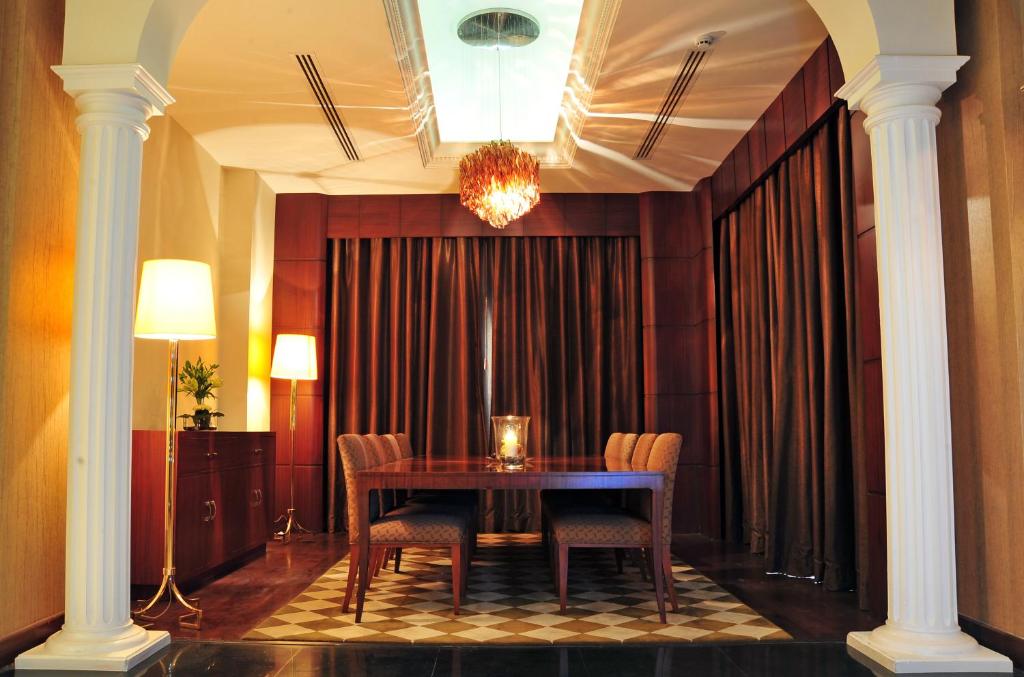 Crowne Plaza Al Khobar, an IHG Hotel - Royal King Suite - Fumo