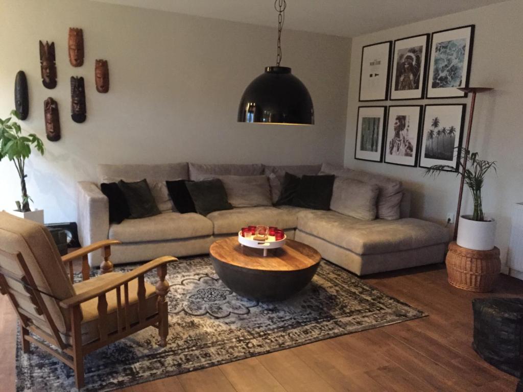 - un salon avec un canapé et une table basse dans l'établissement Rumah kita, bungalow met 2 slaapkamers in het mooie Drenthe, à Erm