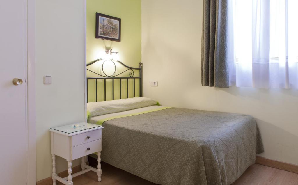 Postel nebo postele na pokoji v ubytování Hostal Los Alpes