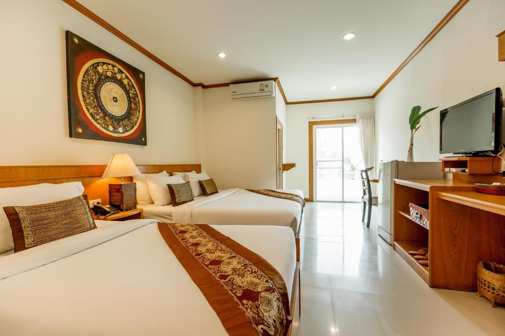 Postel nebo postele na pokoji v ubytování Loei Village Hotel