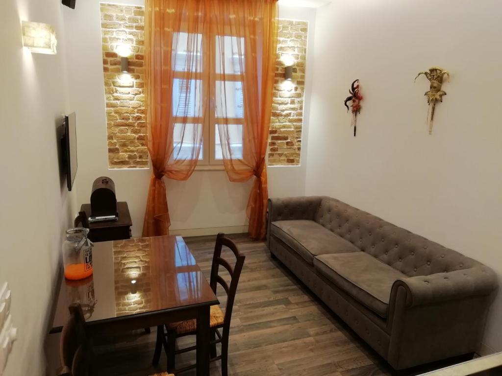 een woonkamer met een bank en een tafel bij Wonderful Impressive in Corfu-stad