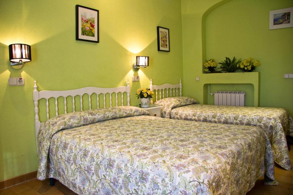 Postel nebo postele na pokoji v ubytování Hostal Los Alpes