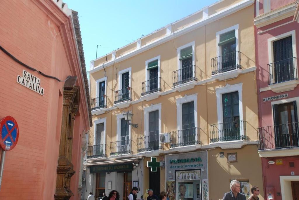 un grupo de edificios en una calle con gente caminando en APARTAMENTO CENTRO SANTA CATALINA, en Sevilla