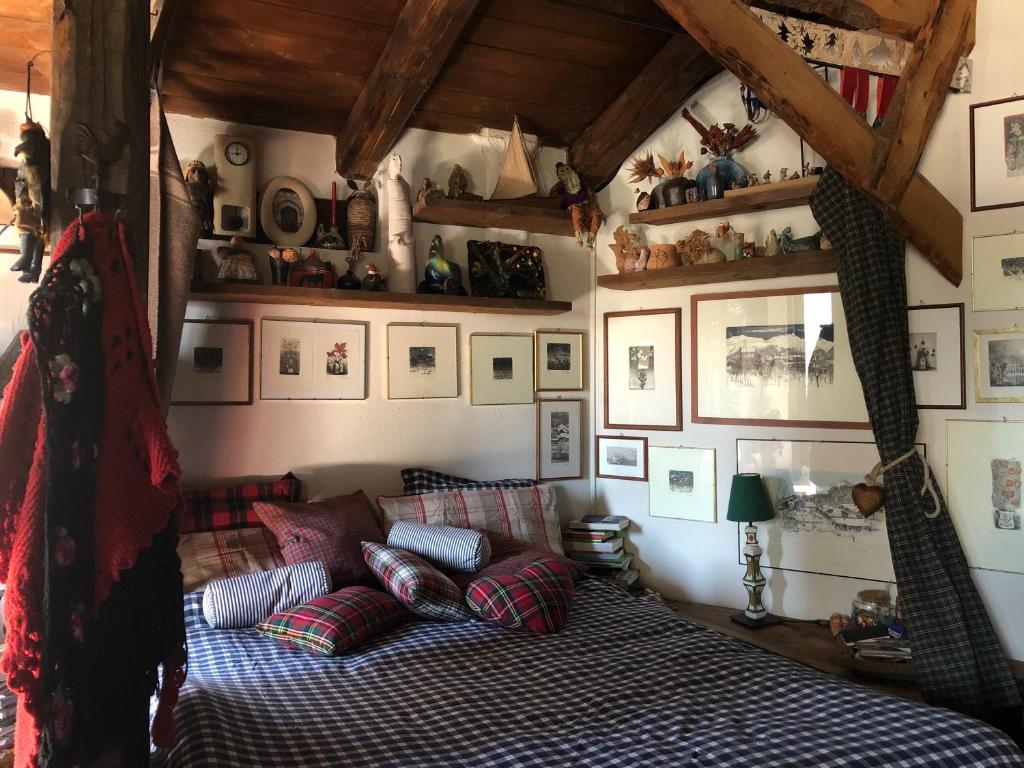 um quarto com uma cama com almofadas em Alla Bastilla B&B em Gravere