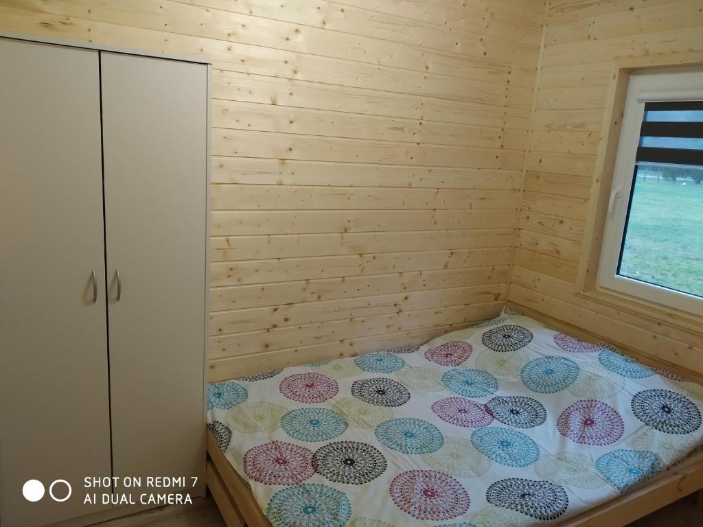 Posteľ alebo postele v izbe v ubytovaní Domki na lipowej