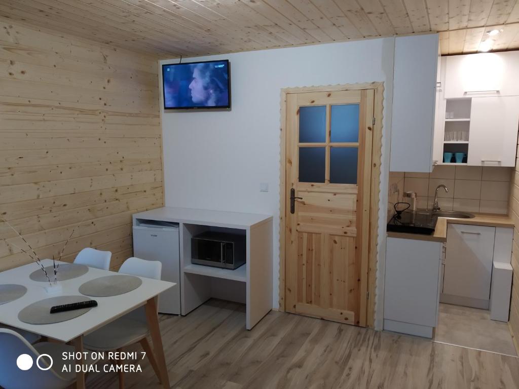 Kuchyňa alebo kuchynka v ubytovaní Domki na lipowej
