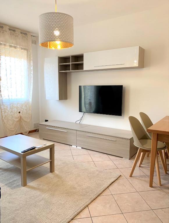 Televízia a/alebo spoločenská miestnosť v ubytovaní La casa di Paola