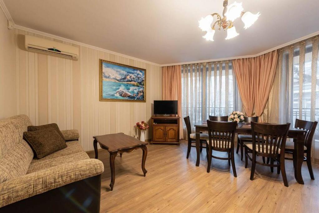 TV a/nebo společenská místnost v ubytování Vazov Residence , two bedroom top centre apartment