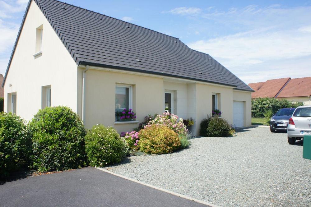 uma casa branca com um telhado preto e alguns arbustos em St Germain em Saint-Germain-du-Corbéis