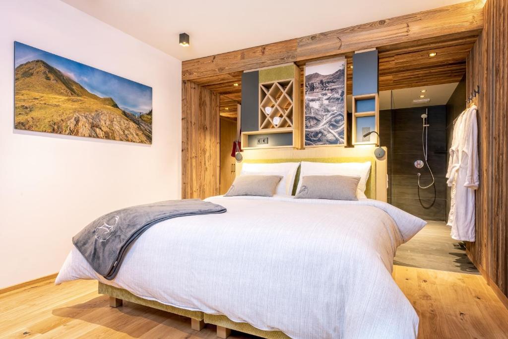 Postel nebo postele na pokoji v ubytování ALMGUT - Mountain Wellness Hotel