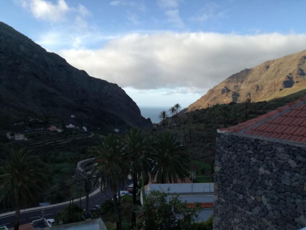 a view of a valley with mountains and palm trees at Casita Tio Manuel in Valle Gran Rey