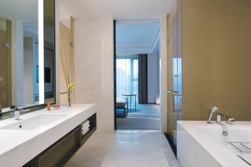 Crowne Plaza Hangzhou Qiantang - The Rail 1 subway can reach the West Lake scenic area as well as the airport and high-speed rail station, adjacent to Jinsha Lake and Longfor paradise walk - Suite De Una Habitación