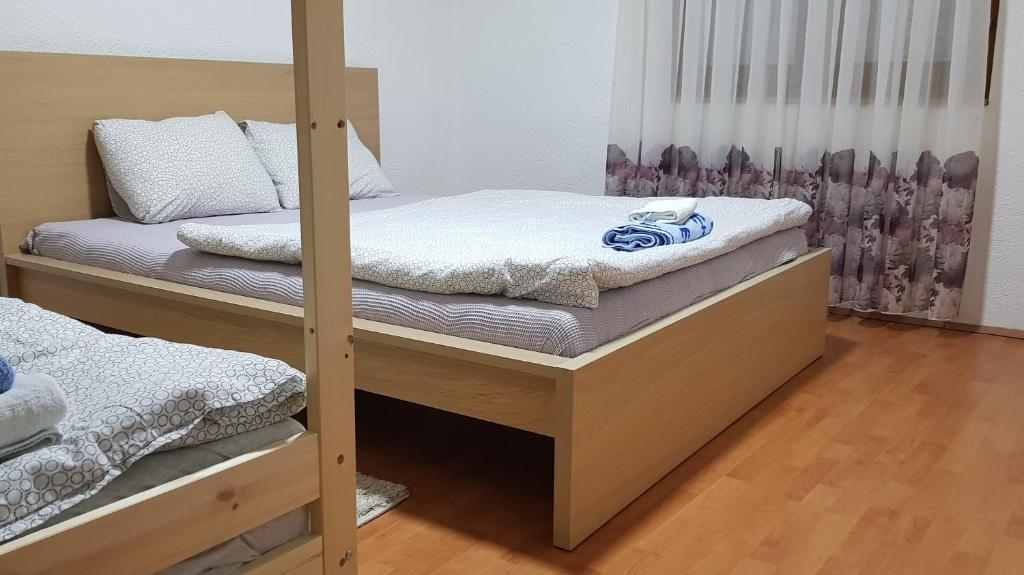 un paio di letti a castello in una camera di Apartment Centar a Kočani