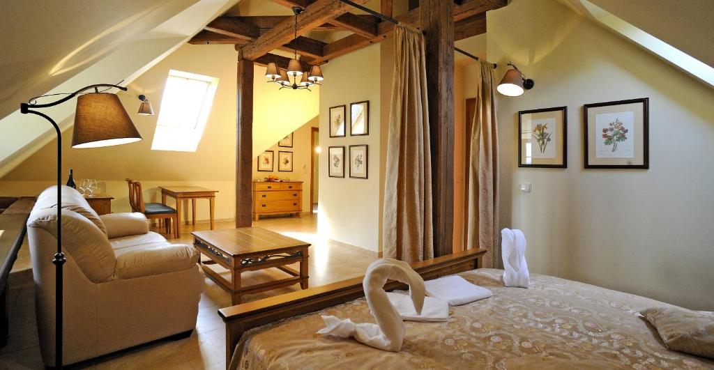 Postel nebo postele na pokoji v ubytování Hotel Kristin Hrádek