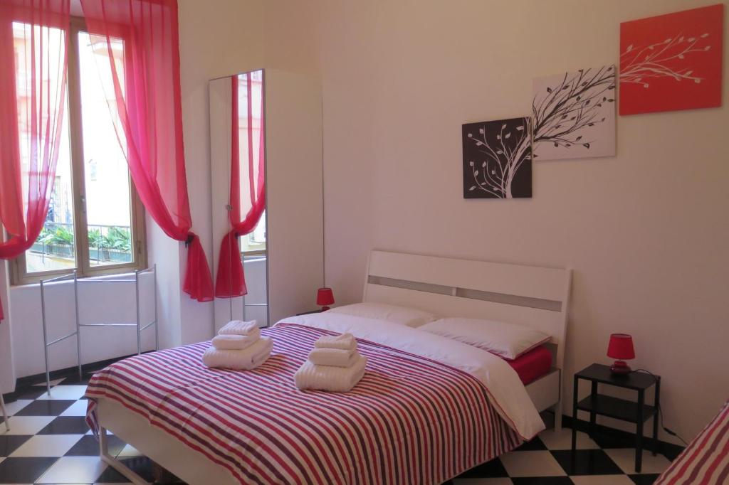 - une chambre avec un lit et 2 serviettes dans l'établissement Room CasaVostrA, à Rome