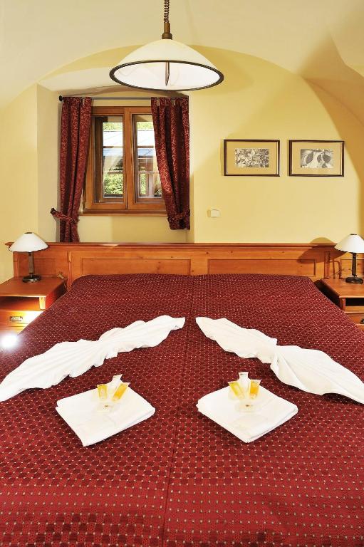 Postel nebo postele na pokoji v ubytování Hotel Kristin Hrádek