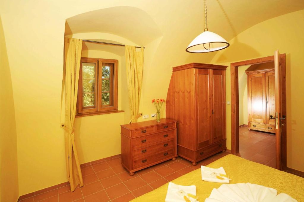 Postel nebo postele na pokoji v ubytování Hotel Kristin Hrádek
