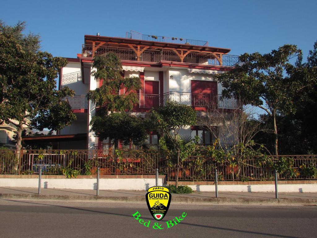 un cartello di fronte a un edificio su una strada di Villa Claudianna Bed & Bike a Paestum