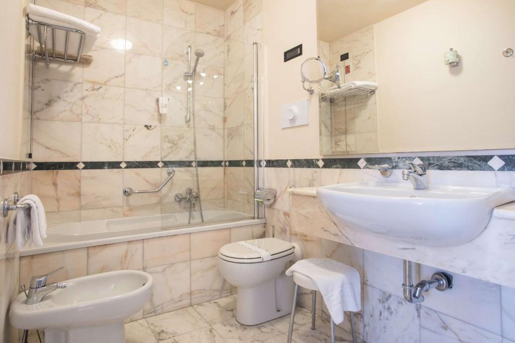 Koupelna v ubytování Hotel Plaza