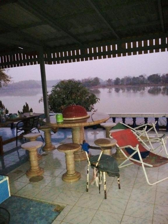 Výhled na řeku, která protéká v blízkosti luxury tent