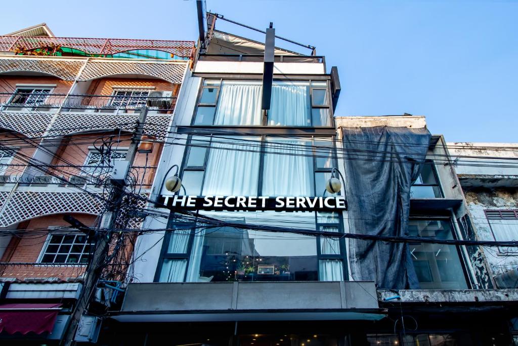 un bâtiment avec un panneau indiquant les services secrets dans l'établissement The Secret Service Bed & Breakfast, à Bangkok