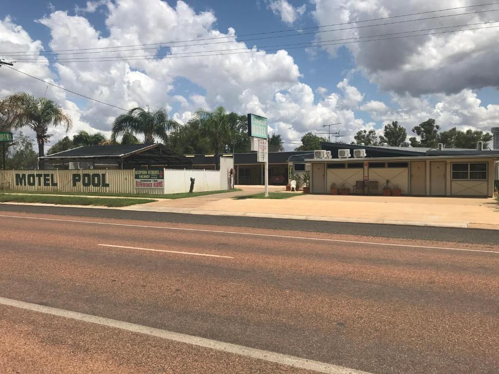 an empty street in front of a motel room at Blackall Coolibah Motel in Blackall