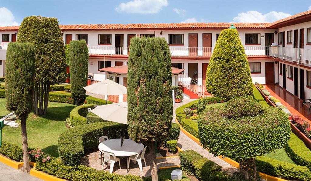 - une vue aérienne sur une cour arborée et un bâtiment dans l'établissement Hotel Posada Santa Bertha, à Texcoco de Mora