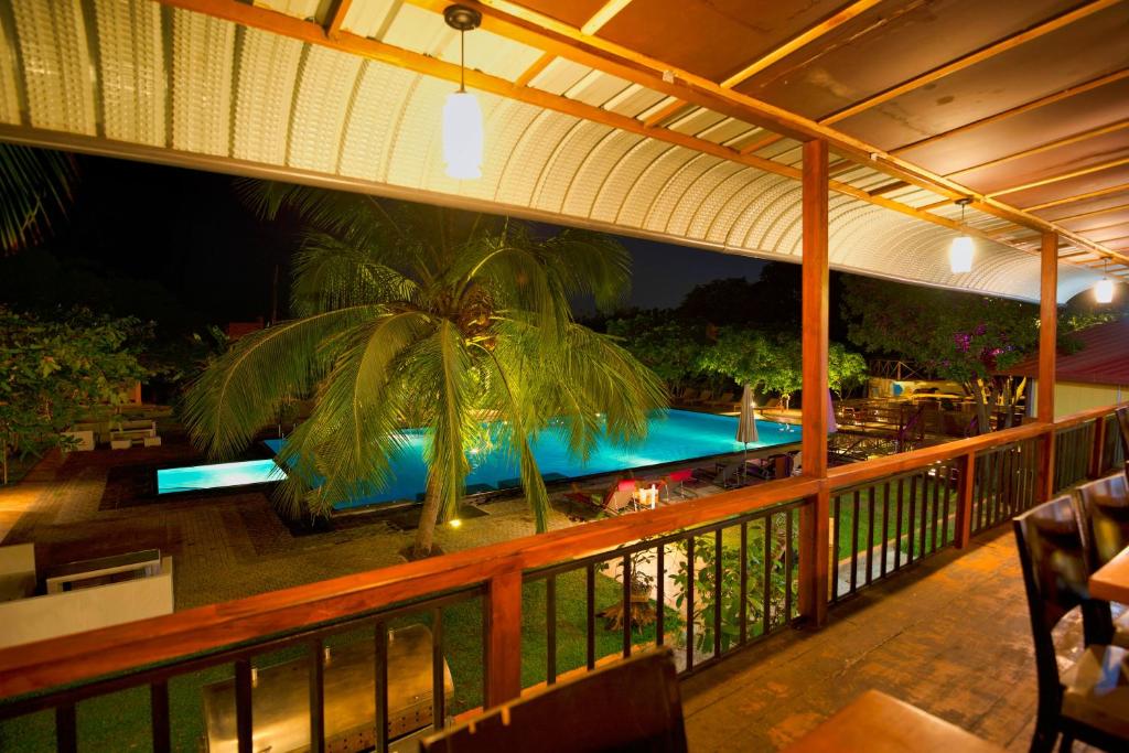 Bazén v ubytování Hotel 4 U Saliya Garden nebo v jeho okolí
