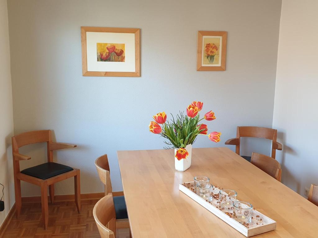 克桑騰的住宿－尤倫圖姆公寓，一张餐桌,上面有花瓶
