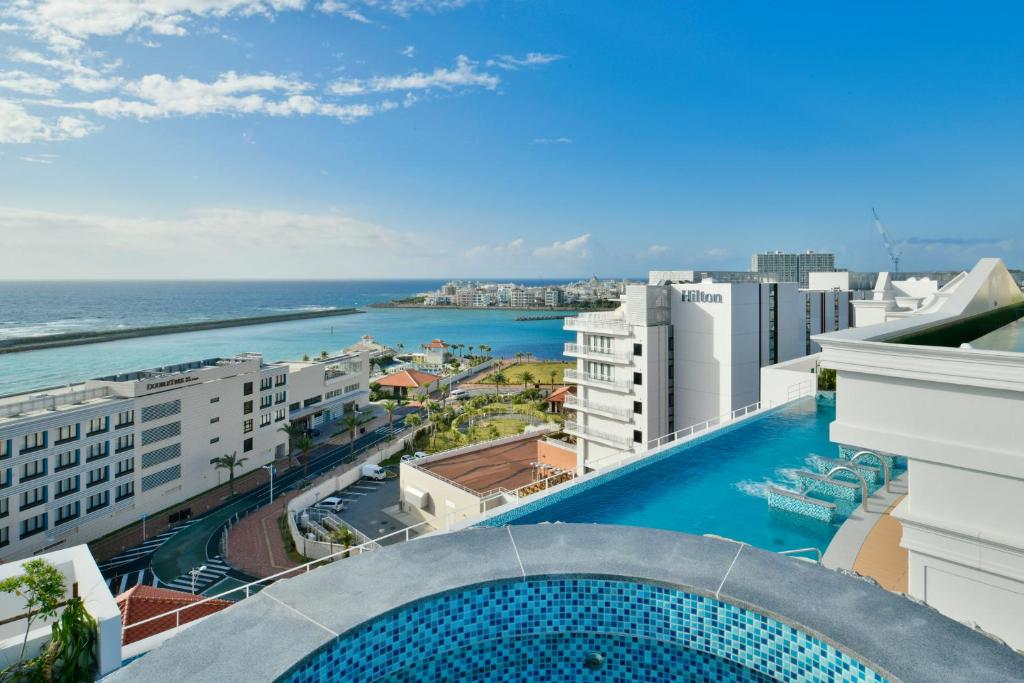 北谷町Lequ Okinawa Chatan Spa ＆ Resort的从建筑物的阳台上欣赏海景