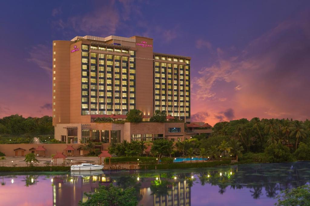 Výhled na řeku, která protéká v blízkosti hotelu