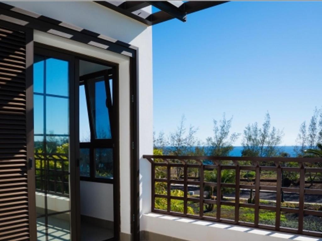 Balkón nebo terasa v ubytování Modern villa with sea views