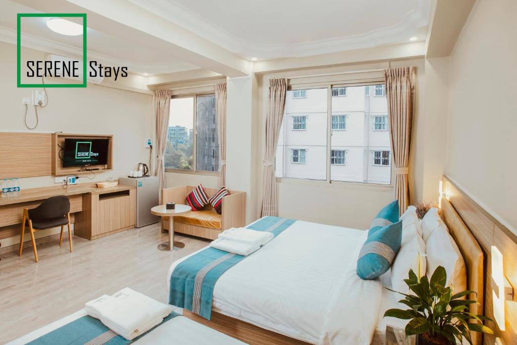 Postel nebo postele na pokoji v ubytování SERENE Stays Hotel