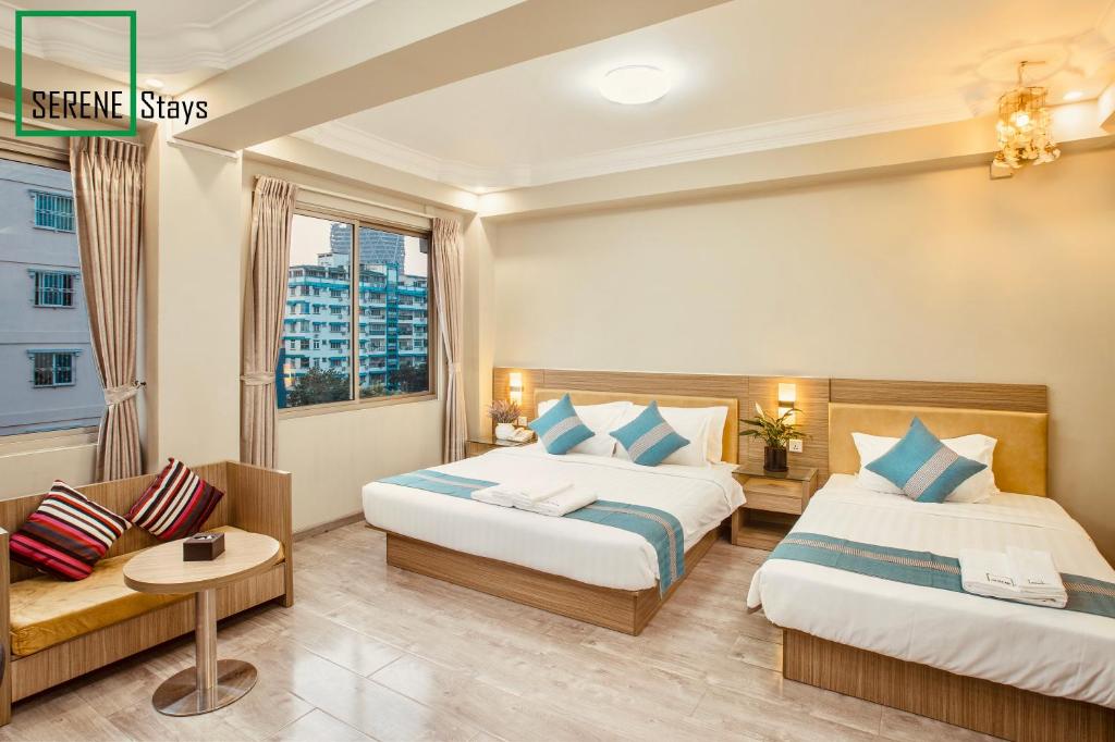 Postel nebo postele na pokoji v ubytování SERENE Stays Hotel