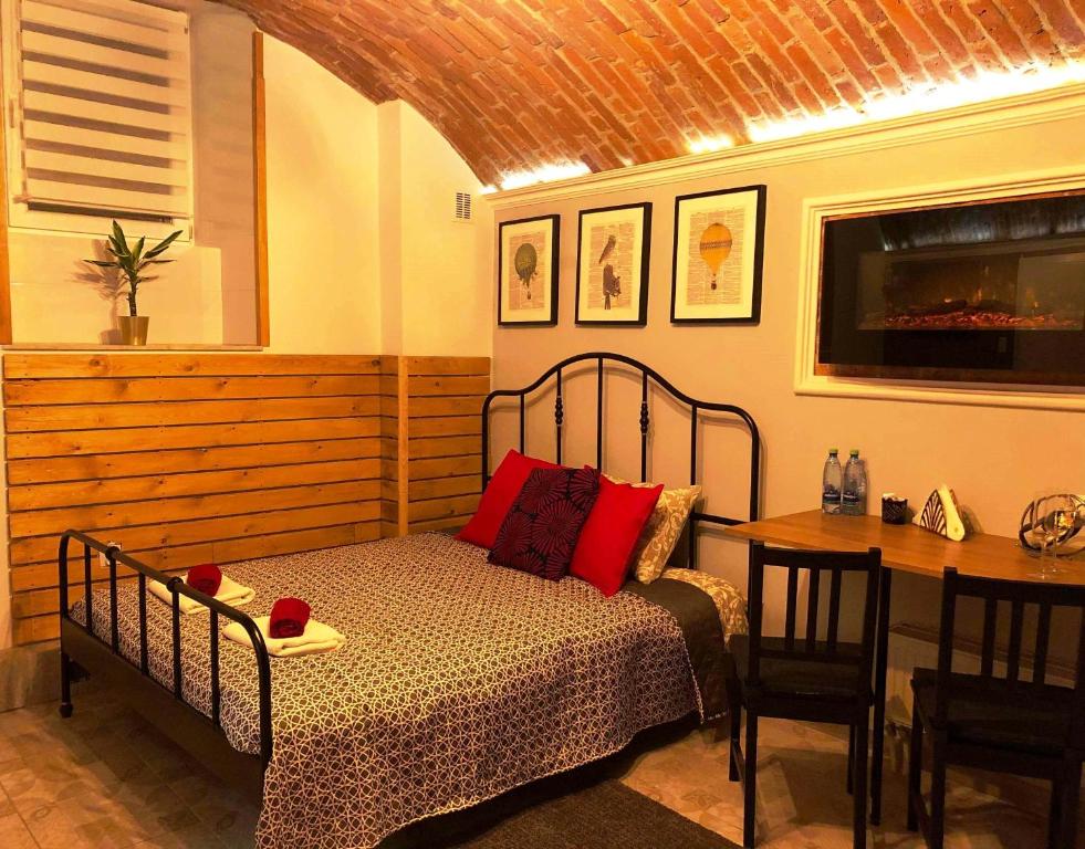 Posteľ alebo postele v izbe v ubytovaní UNDERGROUND Jacuzzi Rooms