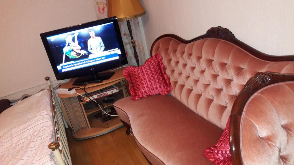 TV a/nebo společenská místnost v ubytování Next to City Center, Beside Bus and Train Station, Safe and Cozy Place