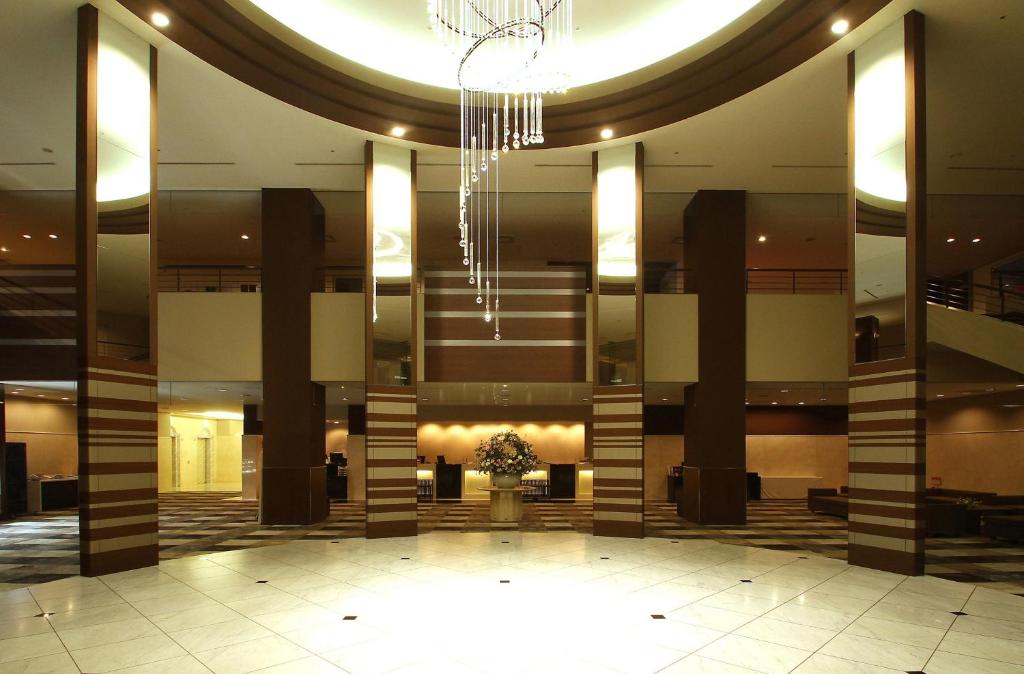 una hall con lampadario pendente in un edificio di ANA Crowne Plaza Hotel Kushiro, an IHG Hotel a Kushiro