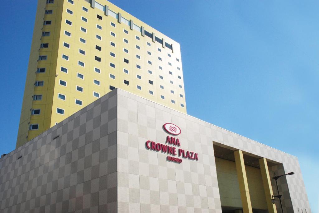 Un edificio con un cartel en el costado. en ANA Crowne Plaza Hotel Kushiro by IHG, en Kushiro