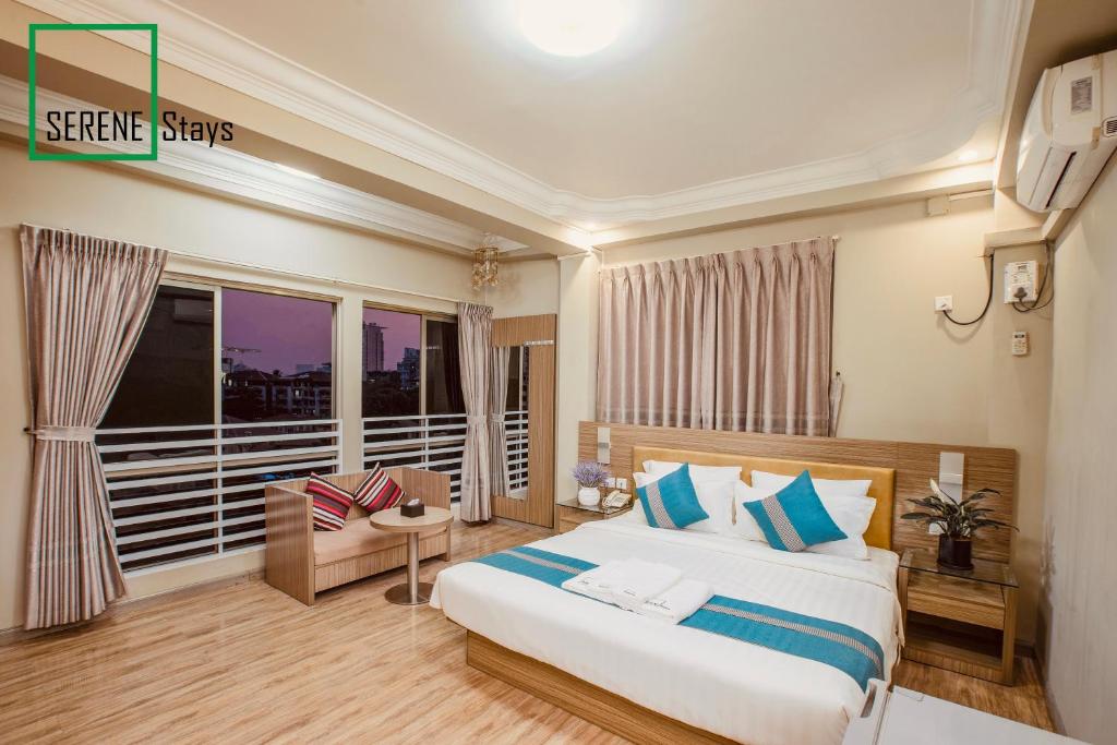 Postel nebo postele na pokoji v ubytování SERENE Stays Hotel