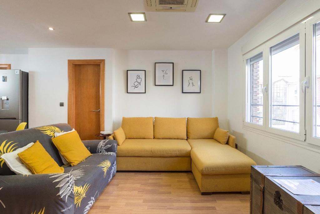 sala de estar con sofá y mesa en Ílios Soho Apartamentos, en Málaga