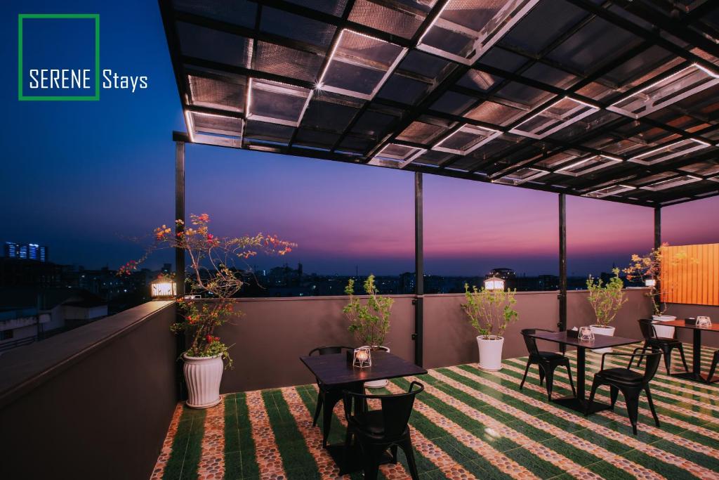 Balkón nebo terasa v ubytování SERENE Stays Hotel