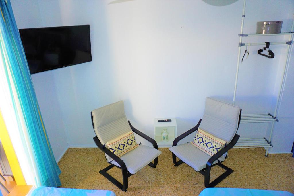 Telewizja i/lub zestaw kina domowego w obiekcie LOFT - GARAJE - TERRAZA PRIVADA Junto al Parque y Playa