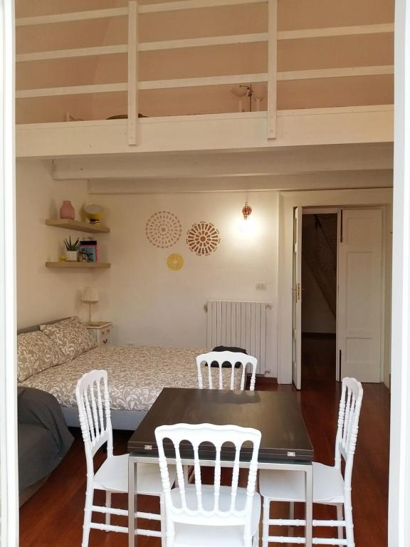 Cette chambre comprend une table, des chaises et un lit. dans l'établissement Mandala, à Bari