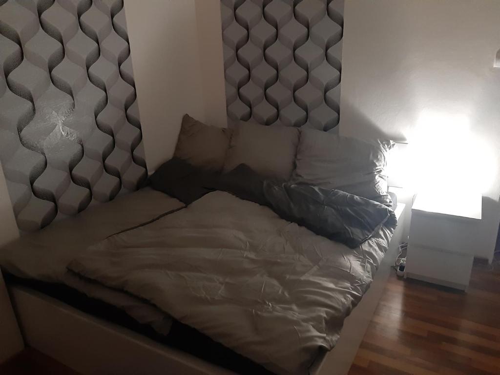 een bed met een gewatteerd hoofdeinde in een kamer bij Prague apartment in Most near Golf club, aqua-hipo-autodrom in Most in Most