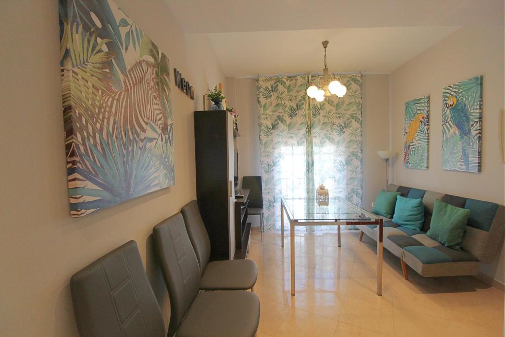 salon z kanapą i stołem w obiekcie CENTRO ANTEQUERA Apartamento Calzada Centro w mieście Antequera